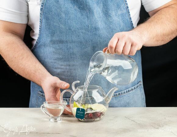 Залейте свежекипяченой водой 100°С, добавьте сахарный сироп и оставьте настояться на 3–5 минут.