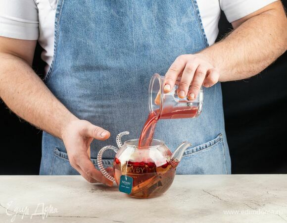 Клюквенный морс доведите до кипения и влейте в чай.