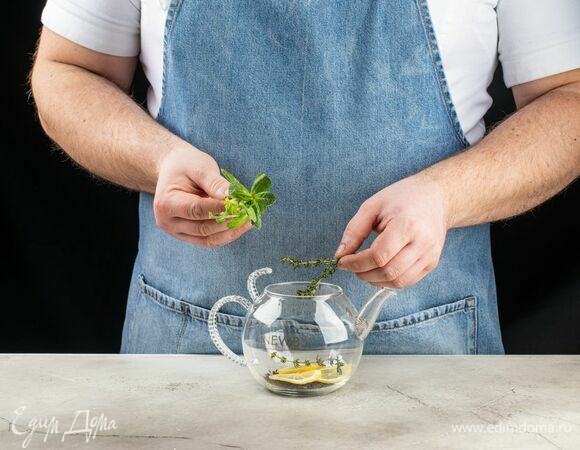 Добавьте веточки тимьяна и мяту.