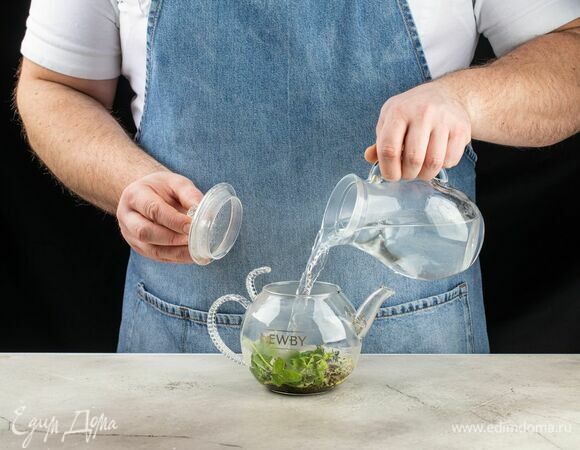 Залейте свежекипяченой водой 90°С и оставьте настаиваться на 5–7 минут.