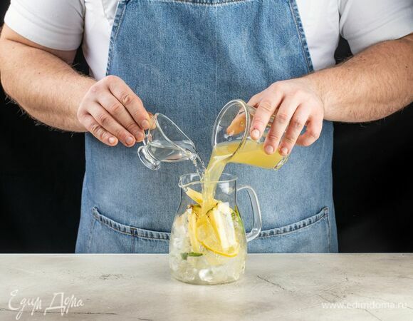 В кувшин выложите лед, дольки лимона и ананаса, влейте ананасовый сок и сахарный сироп.