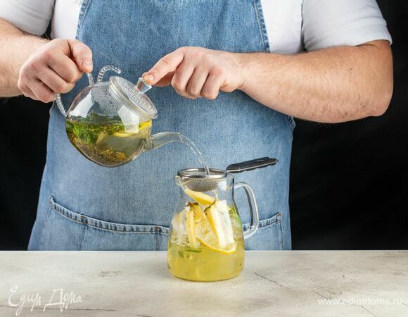 Чай остудите и перелейте в кувшин.