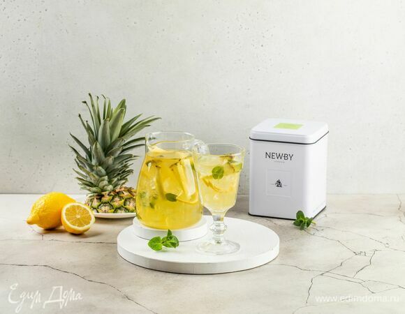 Разлейте по бокалам, украсьте дольками ананаса и листиками мяты.