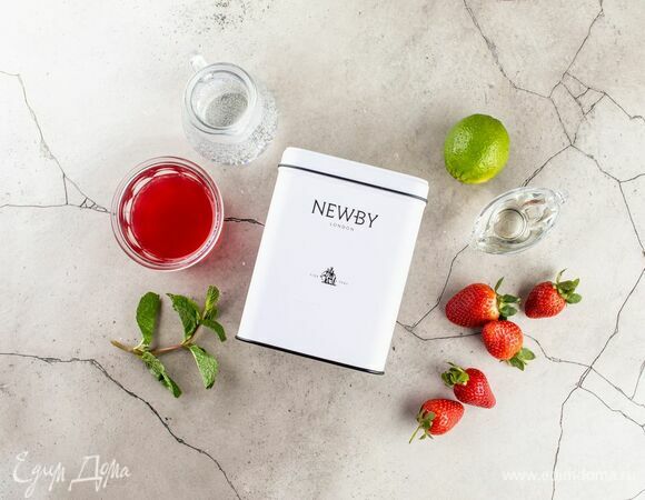 Для приготовления напитка подготовьте следующие ингредиенты.<br />
Приготовьте сахарный сироп. Соедините в сотейнике 100 мл воды и 50 г сахара. Доведите до кипения, дождитесь полного растворения сахара и остудите. 