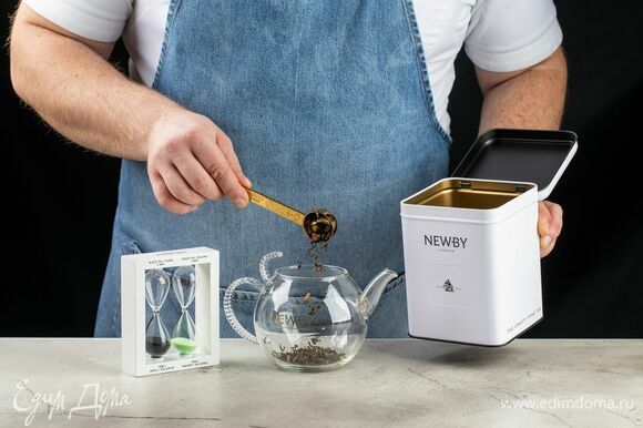 Чай Newby «Роял Кахва» насыпьте в заварочный чайник.