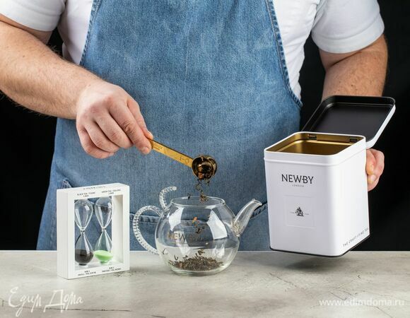 Чай Newby «Роял Кахва» насыпьте в заварочный чайник.