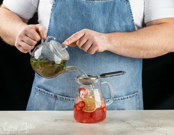 Влейте через сито остывший чай.