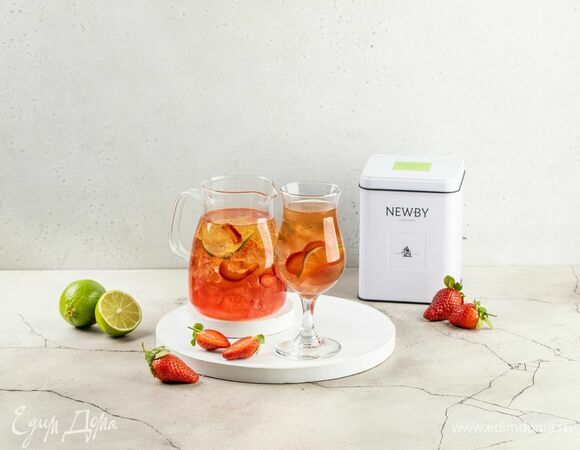 Подавайте ягодный чай со льдом.