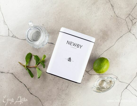 Для приготовления напитка подготовьте следующие ингредиенты.<br />
Приготовьте сахарный сироп. Соедините в сотейнике 100 мл воды и 50 г сахара. Доведите до кипения, дождитесь полного растворения сахара и остудите. 