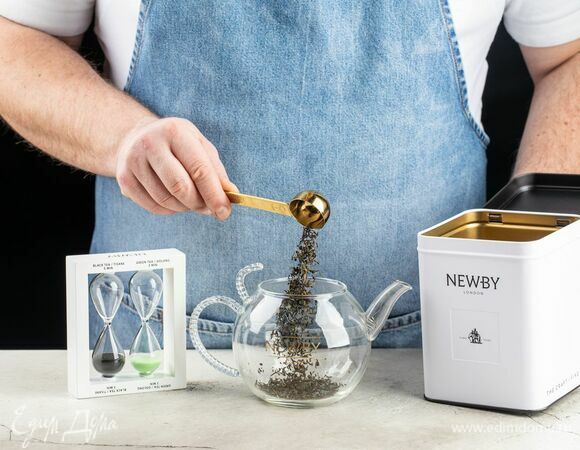 Чай Newby «Уд Дилайт» насыпьте в заварочный чайник.