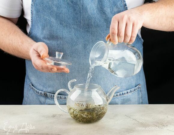 Залейте свежекипяченой водой 100°С. Оставьте завариваться на 5 минут. Немного остудите.