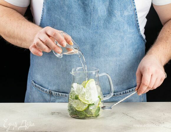 В кувшин выложите лед, лайм и мяту. Добавьте сахарный сироп.