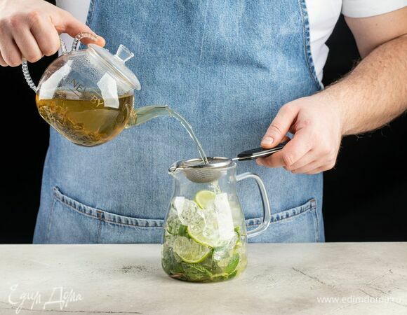 Влейте остывший чай в кувшин.