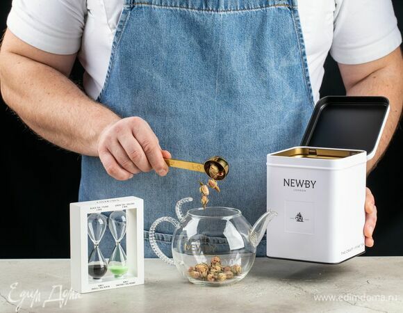 Чай Newby «Персидская Роза» насыпьте в заварочный чайник.