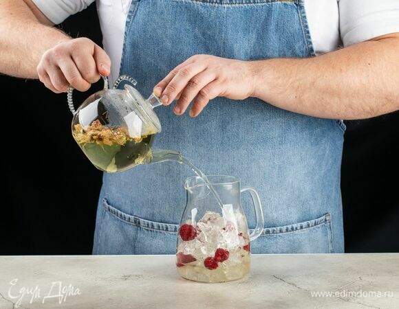 Влейте остывший чай, перемешайте.