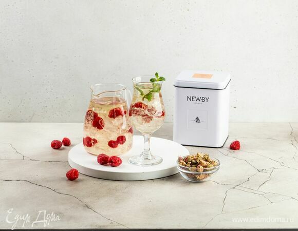 Перед подачей украсьте напиток веточкой мяты.