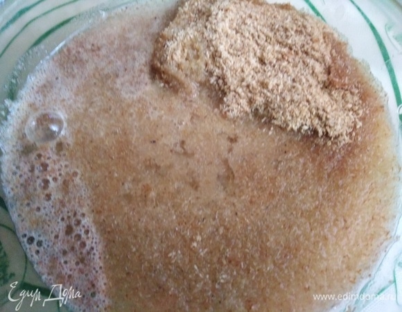 Влить воду, уксус и растительное масло. Перемешать.