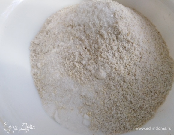 Перемолоть в кофемолке. Добавить соль и соду.