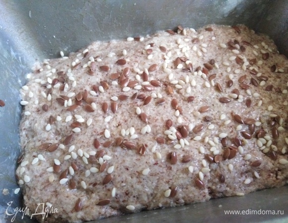 Формируем. Выкладываем в форму. Можно и без нее. Тогда выкладываете сформированное тесто на пергамент. По желанию посыпаем семенами.