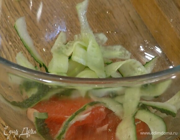 Огурец почистить и нарезать с помощью овощечистки тонкими длинными полосками (сердцевину с семенами в салат не добавлять).