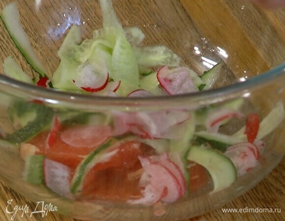 Редис порезать тонкими кружками.