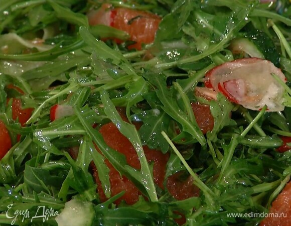 В миску с грейпфрутом добавить нарезанные овощи и салатный микс, все посолить, поперчить, полить оливковым маслом, уксусом и перемешать.