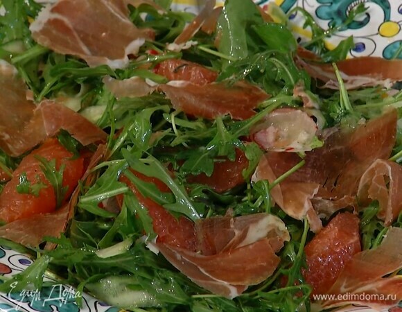Переложить салат в тарелку, сверху разложить ломтики ветчины.