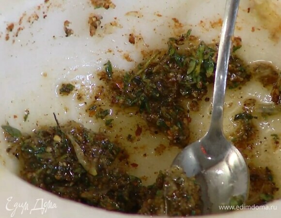 Приготовить маринад: чеснок почистить и растолочь с солью в ступке, добавить черный перец, листья тимьяна и растереть, затем всыпать всю паприку, зиру, влить оливковое масло Extra Virgin и растереть еще немного.