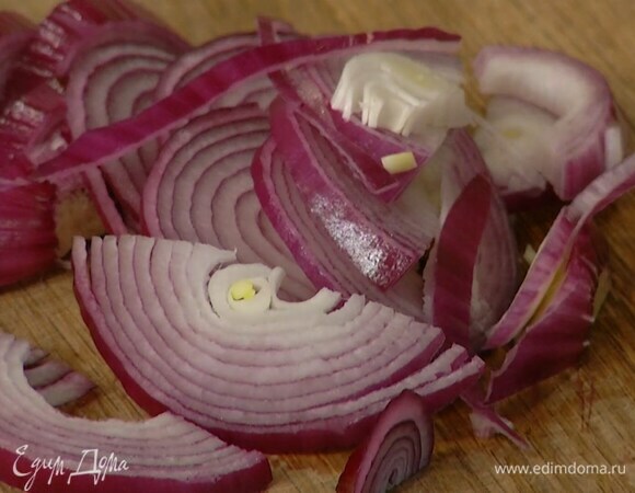 Красный лук почистить и нарезать полукольцами.