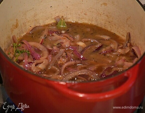 Приготовить луковый соус: в сотейник отправить сливочное масло, оставшееся оливковое масло и нарезанный лук, посолить и слегка обжарить, добавить веточки тимьяна и лавровые листья, перемешать и обжарить лук до мягкости, затем влить херес, малиновый уксус и довести до кипения.