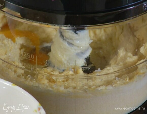 В блендере взбить 175 г предварительно размягченного сливочного масла и сахар, затем по одному добавить яичные желтки, всыпать измельченный миндаль и взбить все в однородную массу.