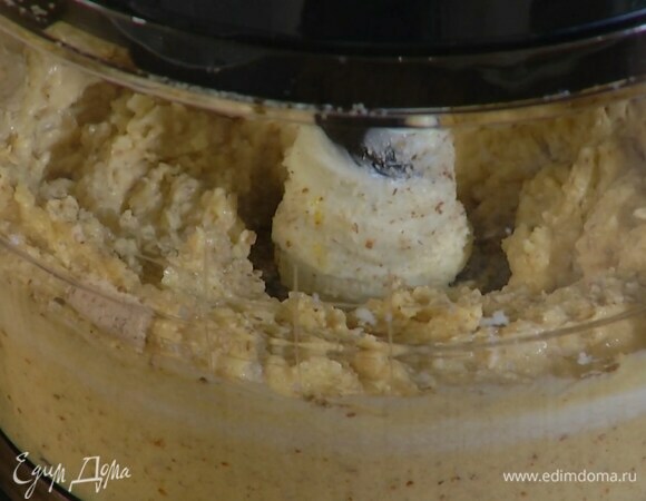 Добавить в сливочно-миндальную массу цедру лимонов, влить сок, всыпать разрыхлитель и взбить все еще немного.