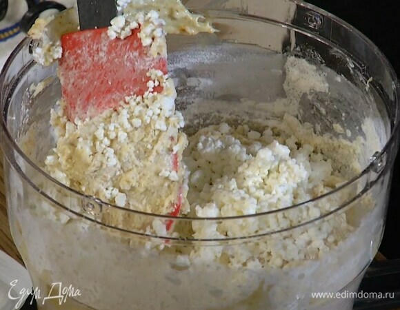 Муку вмешать лопаткой в сливочно-миндальную массу, затем добавить творог и вымешать тесто.