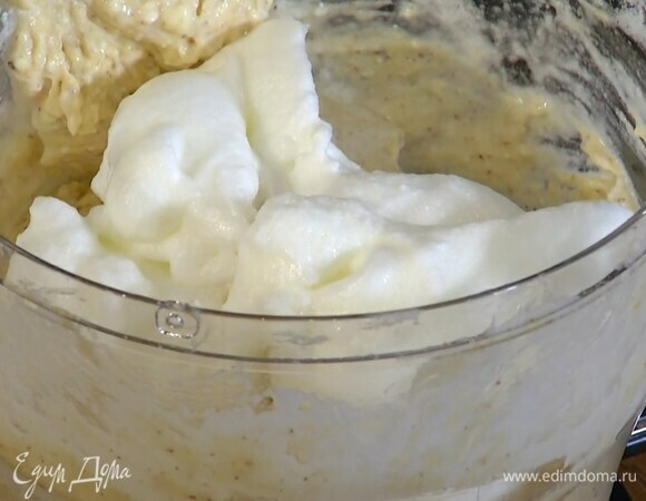 Яичные белки взбить блендером с насадкой-венчиком в гладкую, крепкую пену, в два приема ввести в тесто и все перемешать.