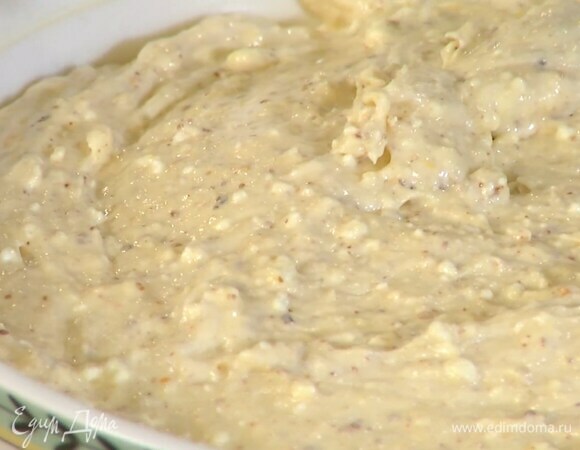 Жаропрочную керамическую форму смазать оставшимся сливочным маслом, выложить творожное тесто и разровнять его.