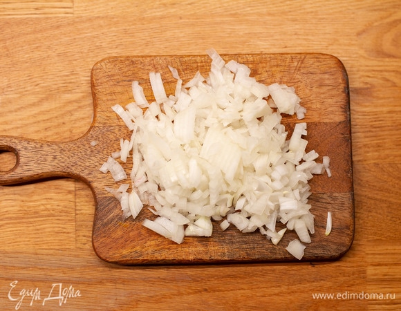 Лук репчатый нарезать мелкими кубиками.
