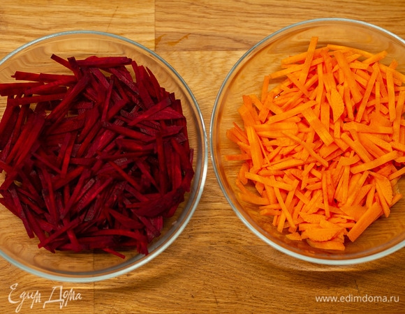Свеклу и морковь нарезать тонкой соломкой.