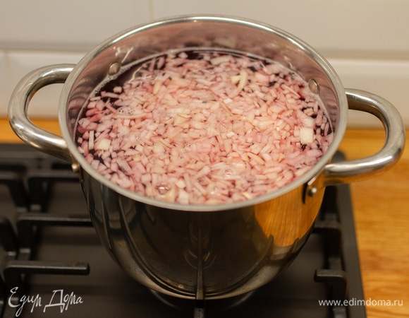 В кастрюлю налить 2–2,5 литра воды и довести до кипения. Добавить лук и свеклу, варить 10 минут.