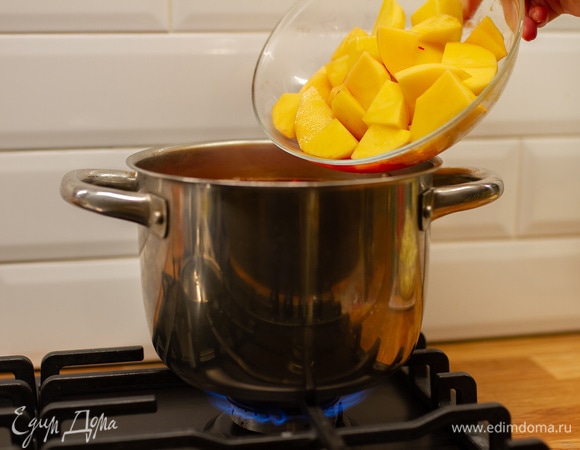 Картофель очистить и нарезать на 4 части, добавить к овощам. Варить 5–7 минут.