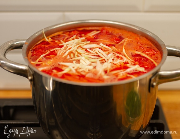 Капусту мелко нашинковать (я использую примерно 1/2 маленького кочана) и отправить в кастрюлю. Добавить лавровый лист, растительное масло, консервированную фасоль и протертые помидоры по вкусу. Варить до полного приготовления овощей.