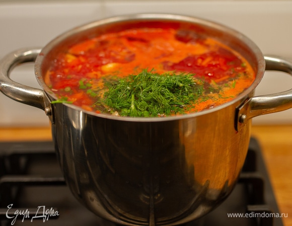 Затем всыпать мелко нарезанный укроп и тертый чеснок. Посолить по вкусу.