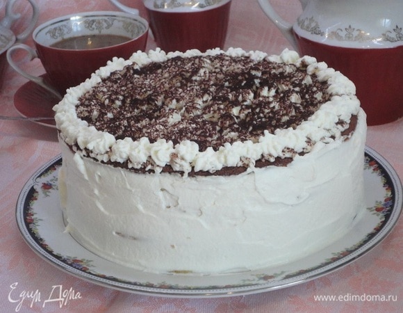 Собираем торт, смазывая коржи кремом. Вишню я выкладывала по краю коржей для выравнивания. Мне хватило этого крема и на выравнивание боков, и на украшение. Сверху я припорошила какао. Это не обязательно. Просто так мне захотелось. Выстаивался торт у меня часов 5–6.