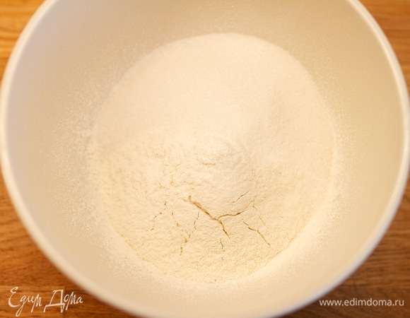 Просеять муку, добавить соль и сахар.
