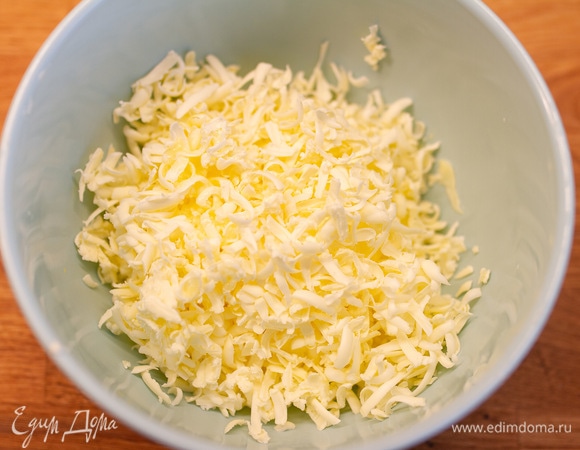 Масло натереть на терке.