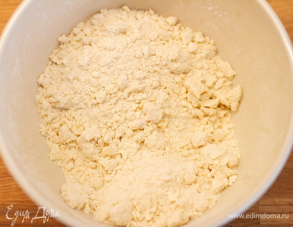 Масло смешать с сухой смесью и перетереть в крошку.