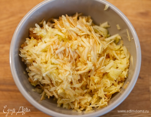Яблоки очистить от кожуры и натереть на терке.