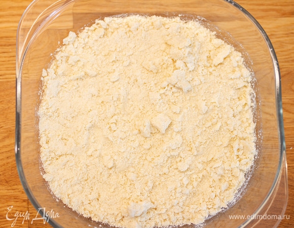 Форму смазать сливочным маслом, выложить 1/2 крошки.