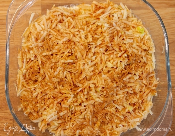 Затем — яблоки, по желанию можно присыпать корицей.