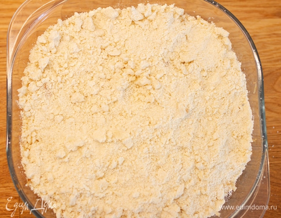 Сверху выложить вторую часть крошки.