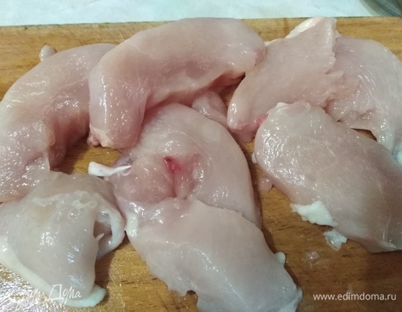 Грудку нарезать слайсами толщиной 1 см.